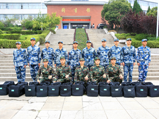 必赢官网31名大学生光荣入伍