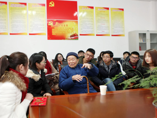 抗战老兵吴其昌为必赢76net线路官网贫困学生捐款并进行爱国主义教育