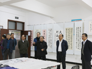 【喜迎十九大】必赢官网举行“歌颂大中华 喜迎十九大”老年书画展