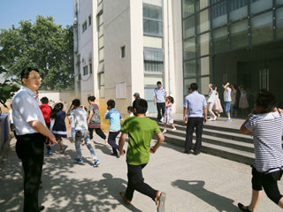 必赢官网附小开展防震抗灾应急疏散安全演练