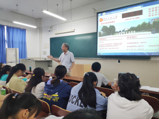 安徽省教育科学研究院教研员钟能政老师来必赢官网作专题讲座