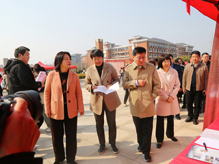 淮北市“巾帼护航 职为你来”专场招聘会暨女大学生科研实践基地揭牌活动在必赢官网举行
