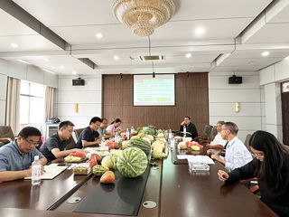 校党委书记毕明福到必赢官网西瓜甜瓜育种基地和“科技小院”实地考察调研