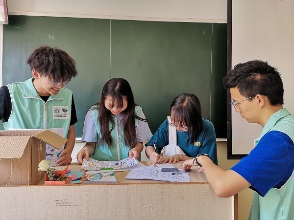 陈怡.jpg
